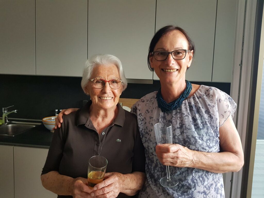 Maria mit Gratulantin Herta