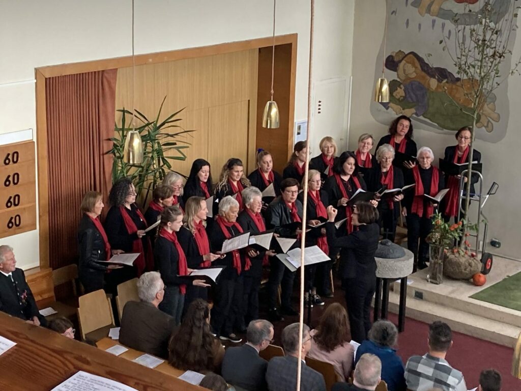 Singender Chor in der Kirche