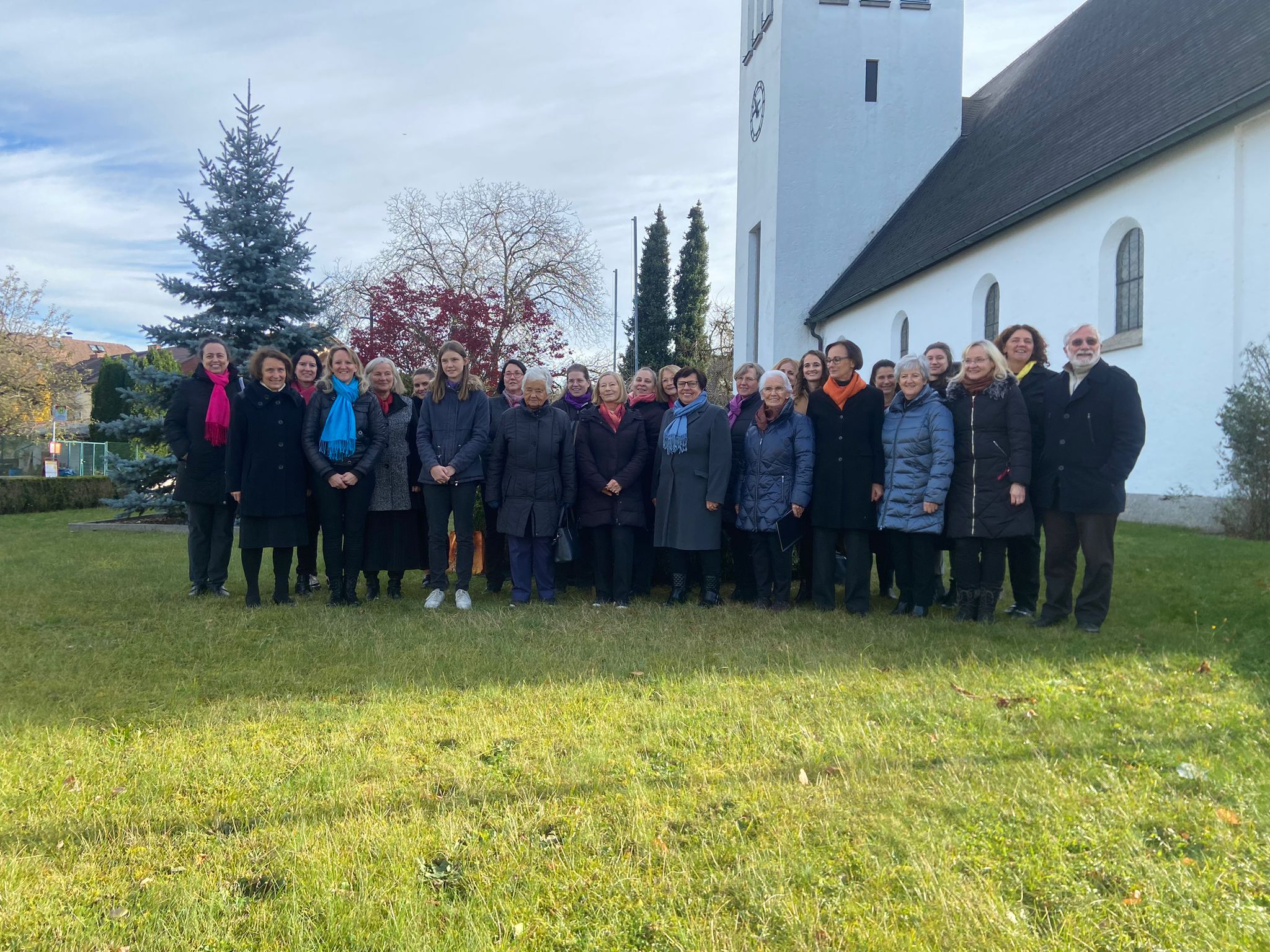 Gruppenfoto vor der Kirche