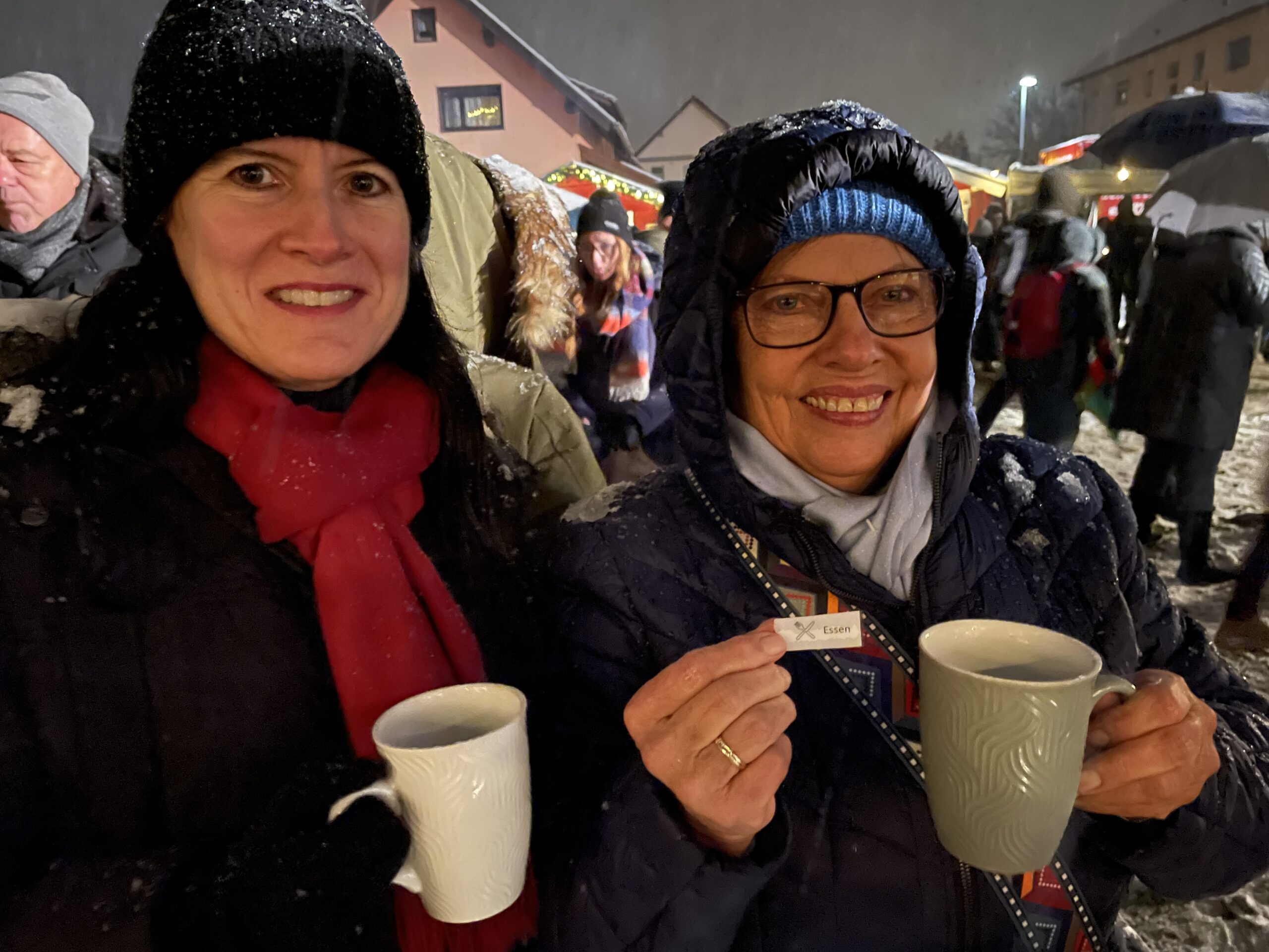 2 Sängerinnen beim Punsch trinken