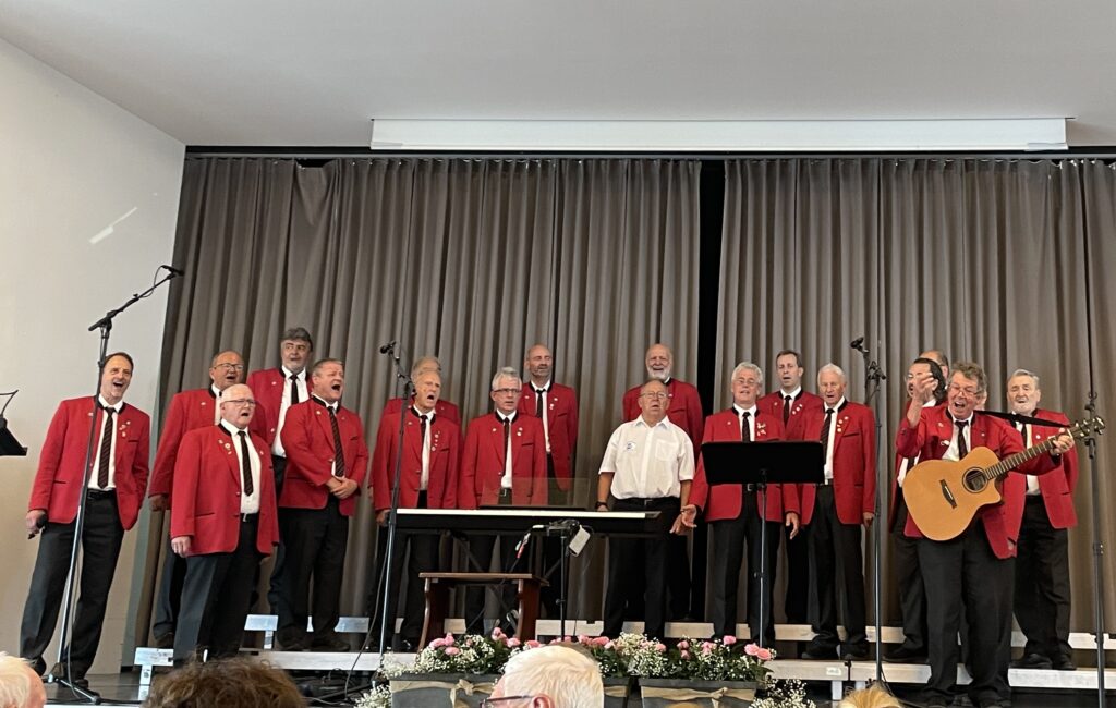 MGV auf der Bühne singt gemeinsam mit Publikum