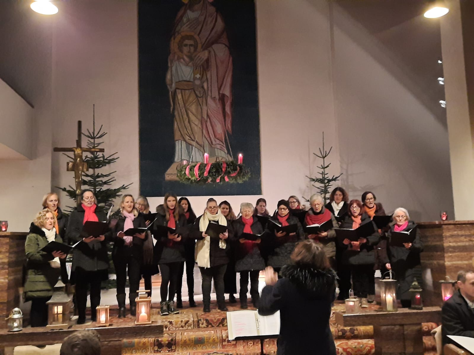 Choraufstellung singend in der Kirche