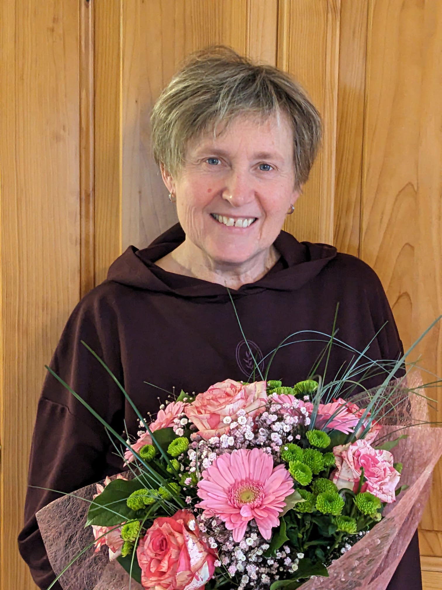 Helene Regina Absmanner mit Blumenstrauß