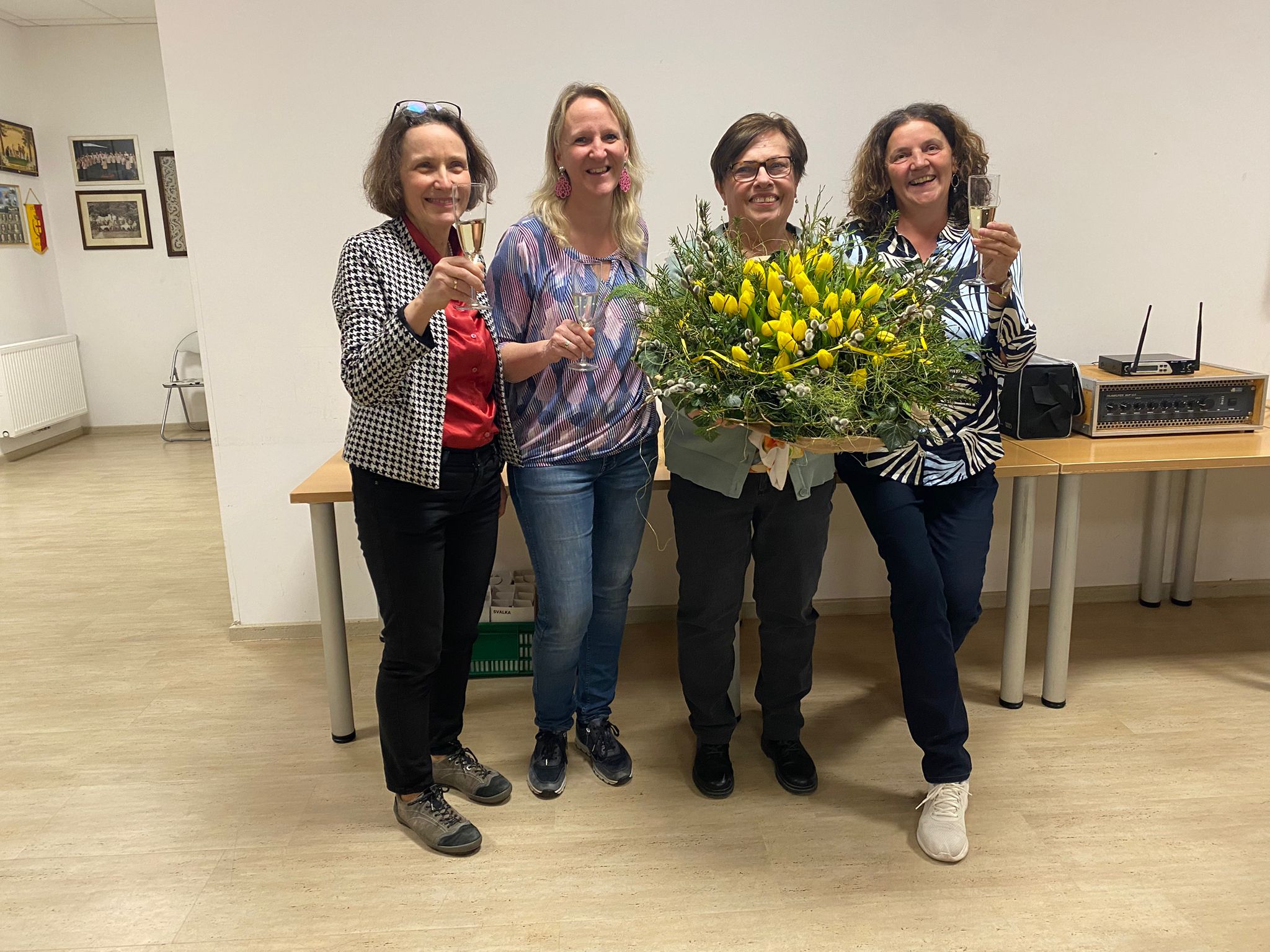 Obfrauen, Chorleiterin und Jubilarin mit Blumenstrauß