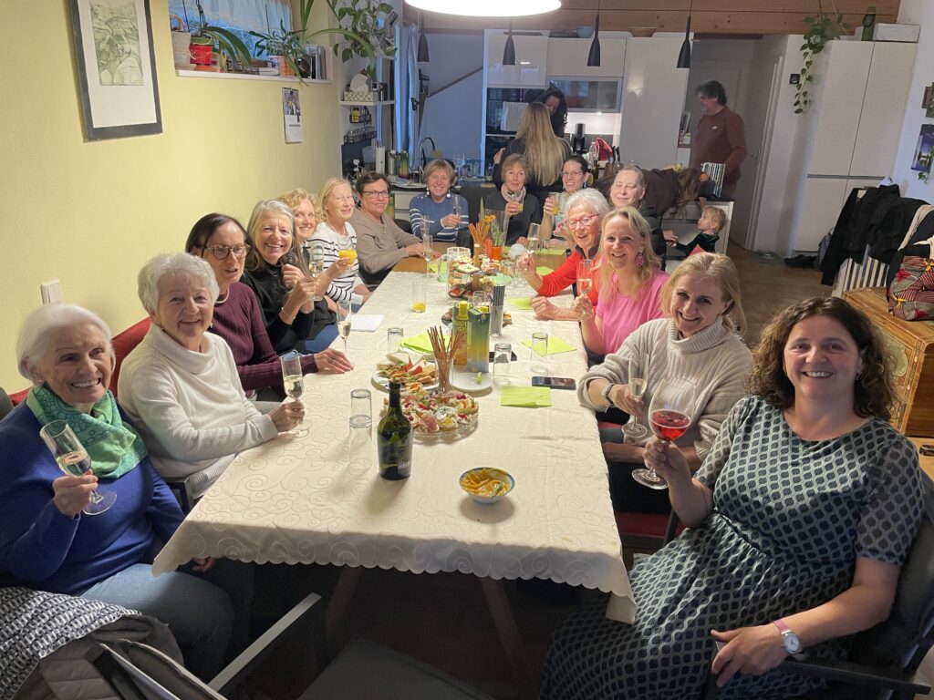 Gruppenbild an der gedeckten Tafel