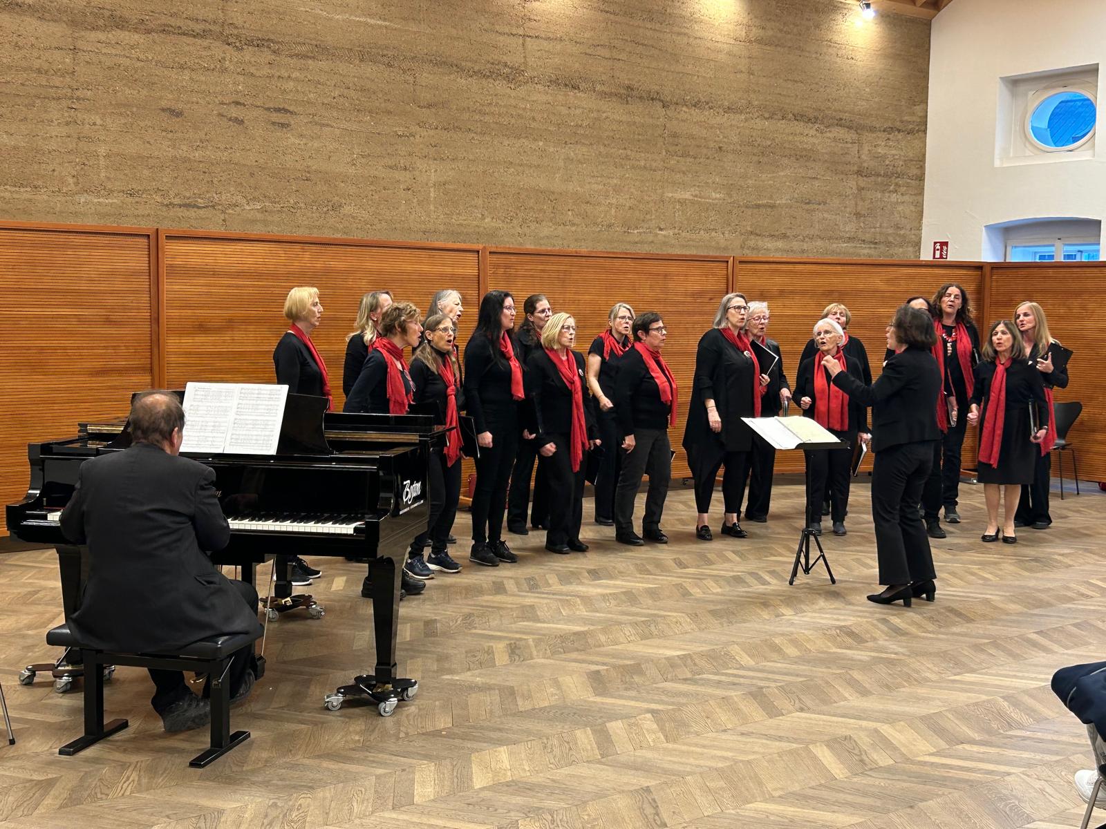 Singender Chor mit Pianist